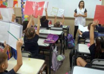 Comenzó la distribución de vacunas para inocular a docentes en todo el país