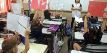 Comenzó la distribución de vacunas para inocular a docentes en todo el país