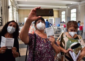 Docentes de todo el país se inmunizan con las vacunas que llegaron desde China