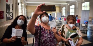 Docentes de todo el país se inmunizan con las vacunas que llegaron desde China