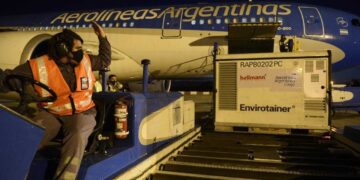 Llegaron 384.000 vacunas Sinopharm desde China