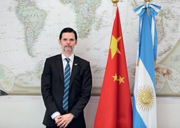 “Conviene tomar distancia del conflicto entre China y EE.UU”