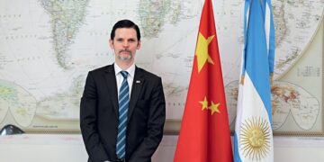 “Conviene tomar distancia del conflicto entre China y EE.UU”