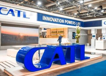 YPF se reunió con el mayor fabricante de baterías de litio