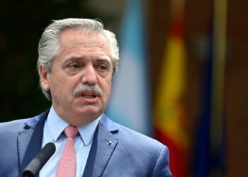 Alberto Fernández criticó a los medios que cuestionan su viaje a China