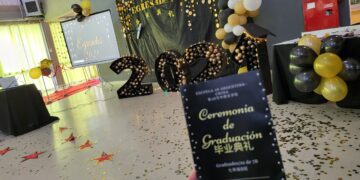 Primeros egresados de la escuela sino-argentina de CABA