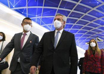 Alberto Fernández recorrió el Centro Tecnológico Huawei