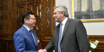 El presidente se reunió directivos de PowerChina