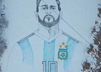 Crean un retrato gigante de Messi sobre la nieve