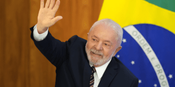 Lula comenzó su gira por China