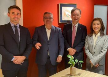 Funcionarios realizan una gira por China