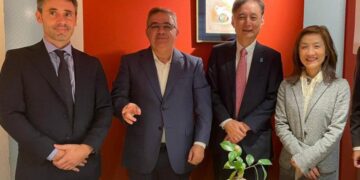 Funcionarios realizan una gira por China