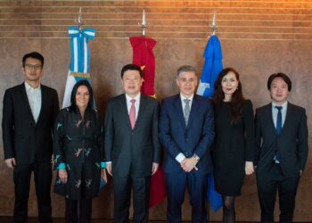 Zou Xiaoli visitó la sede de YPF