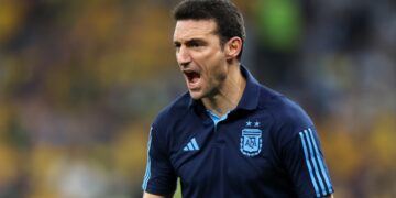 Scaloni partió rumbo a China