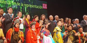 Mondino se mostró junto al Embajador de China Wang Wei